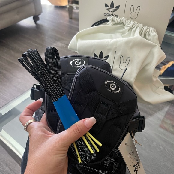 FORUM BUCKLE LOW
"Bad Bunny - Back To School" - Picture 3 of 3